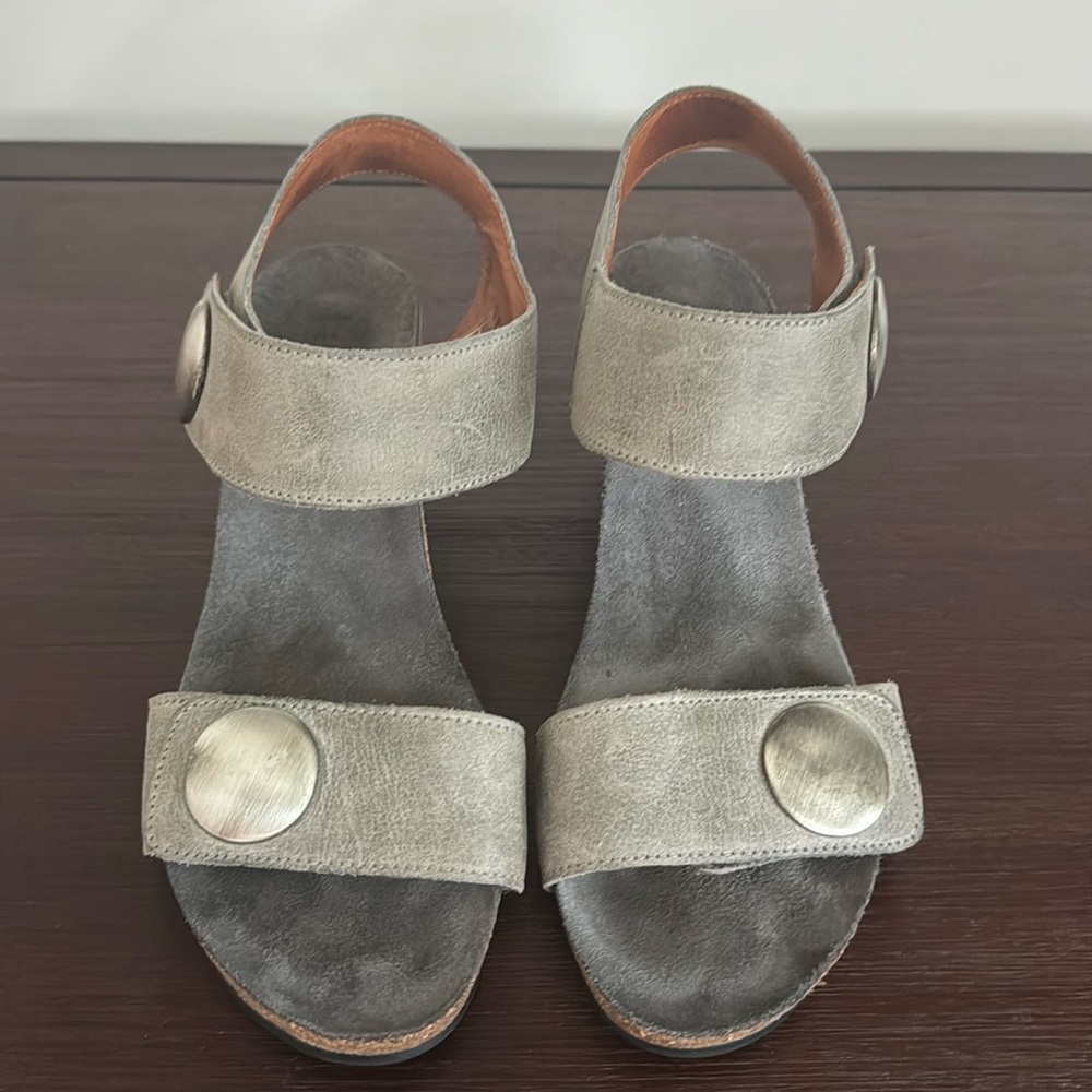 Taos Carousel wedge sandal size 8.5